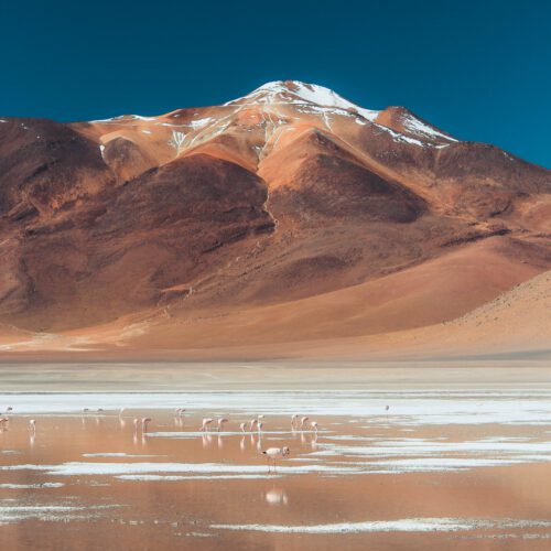 foto-ampla-de-uma-montanha-e-um-corpo-d-agua-no-deserto-em-um-dia-ensolarado